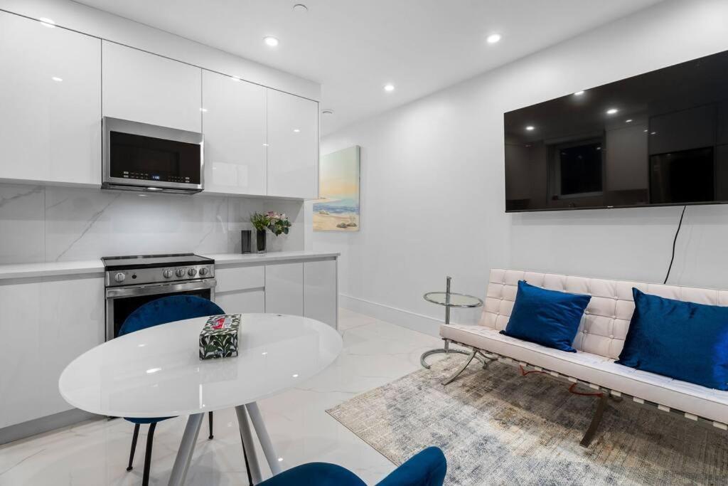 Brand New 2 Bedroom Point Grey Getaway 밴쿠버 외부 사진