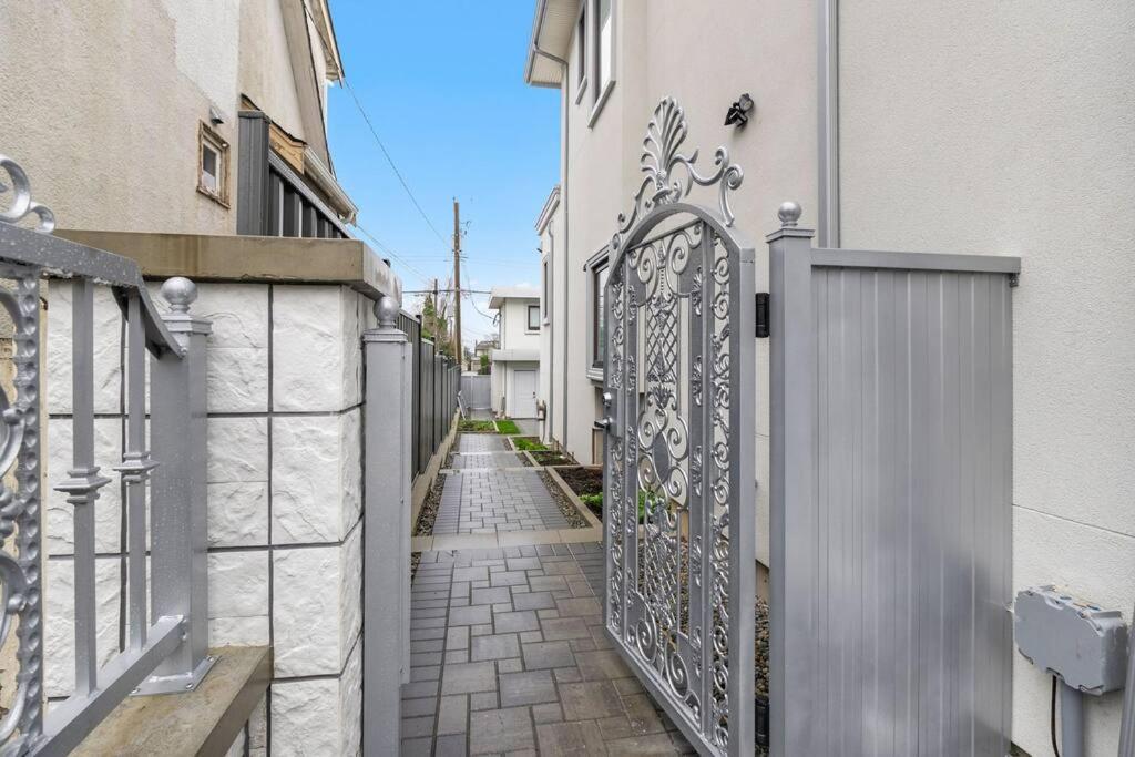 Brand New 2 Bedroom Point Grey Getaway 밴쿠버 외부 사진