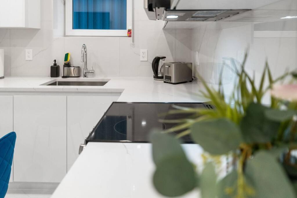 Brand New 2 Bedroom Point Grey Getaway 밴쿠버 외부 사진