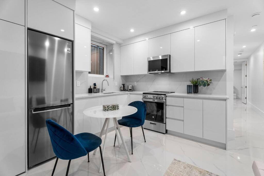 Brand New 2 Bedroom Point Grey Getaway 밴쿠버 외부 사진