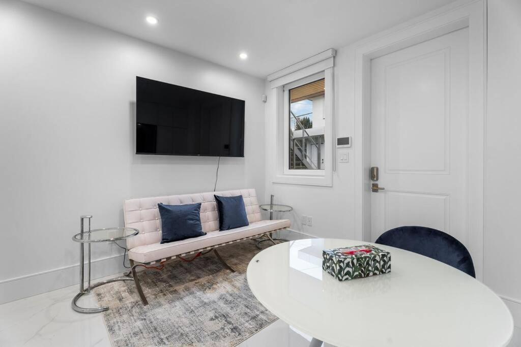 Brand New 2 Bedroom Point Grey Getaway 밴쿠버 외부 사진