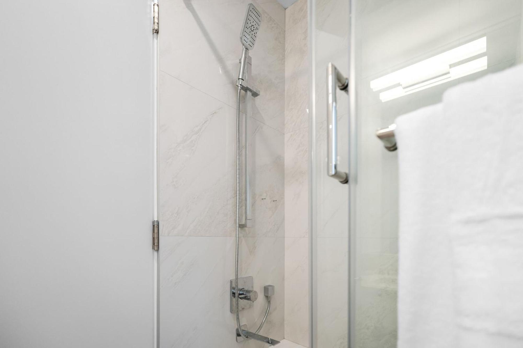Brand New 2 Bedroom Point Grey Getaway 밴쿠버 외부 사진